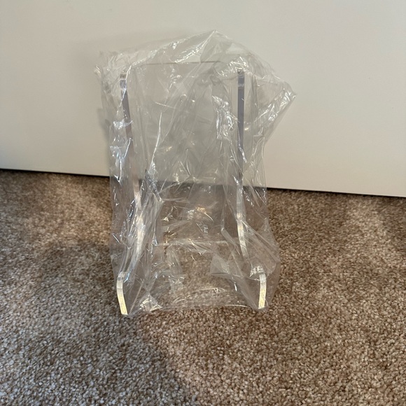 Clear Choice Double-Bend Acrylic Easel Stand - Picture 1 of 1